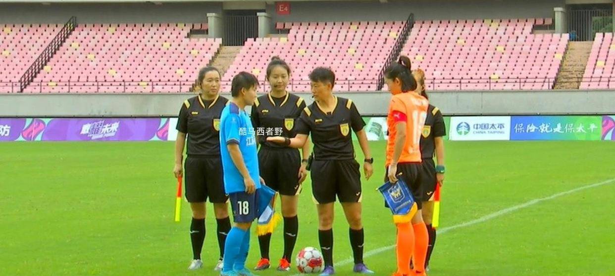 女足大赛充满悬念，球员们拼尽全力