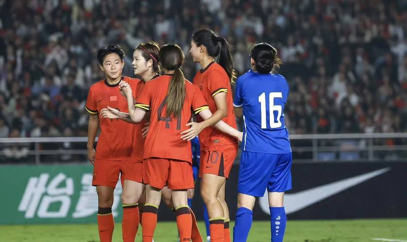 女足大赛充满悬念，球员们拼尽全力
