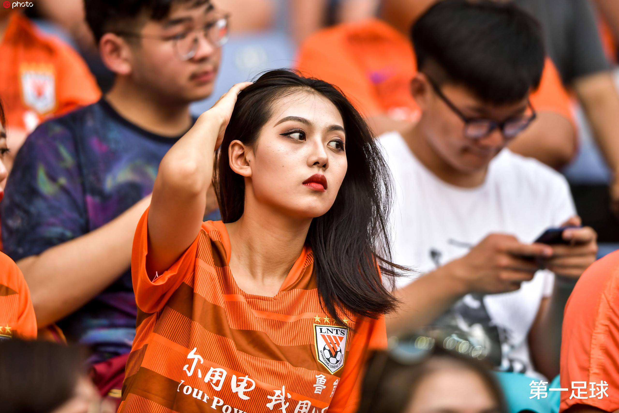 女子足球比赛中，球员表现出色引人注目