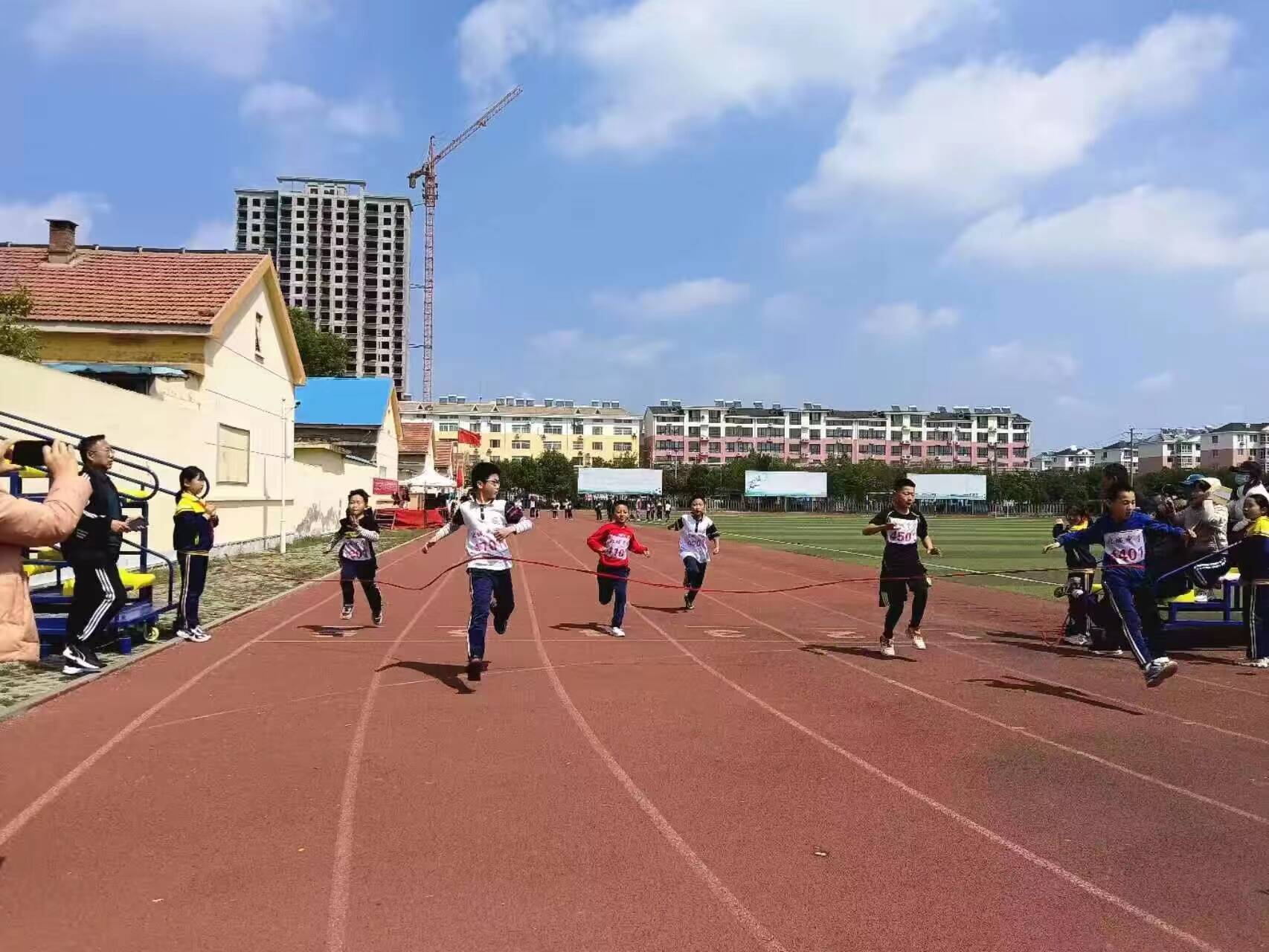 运动健儿实力抗争，赛场激烈