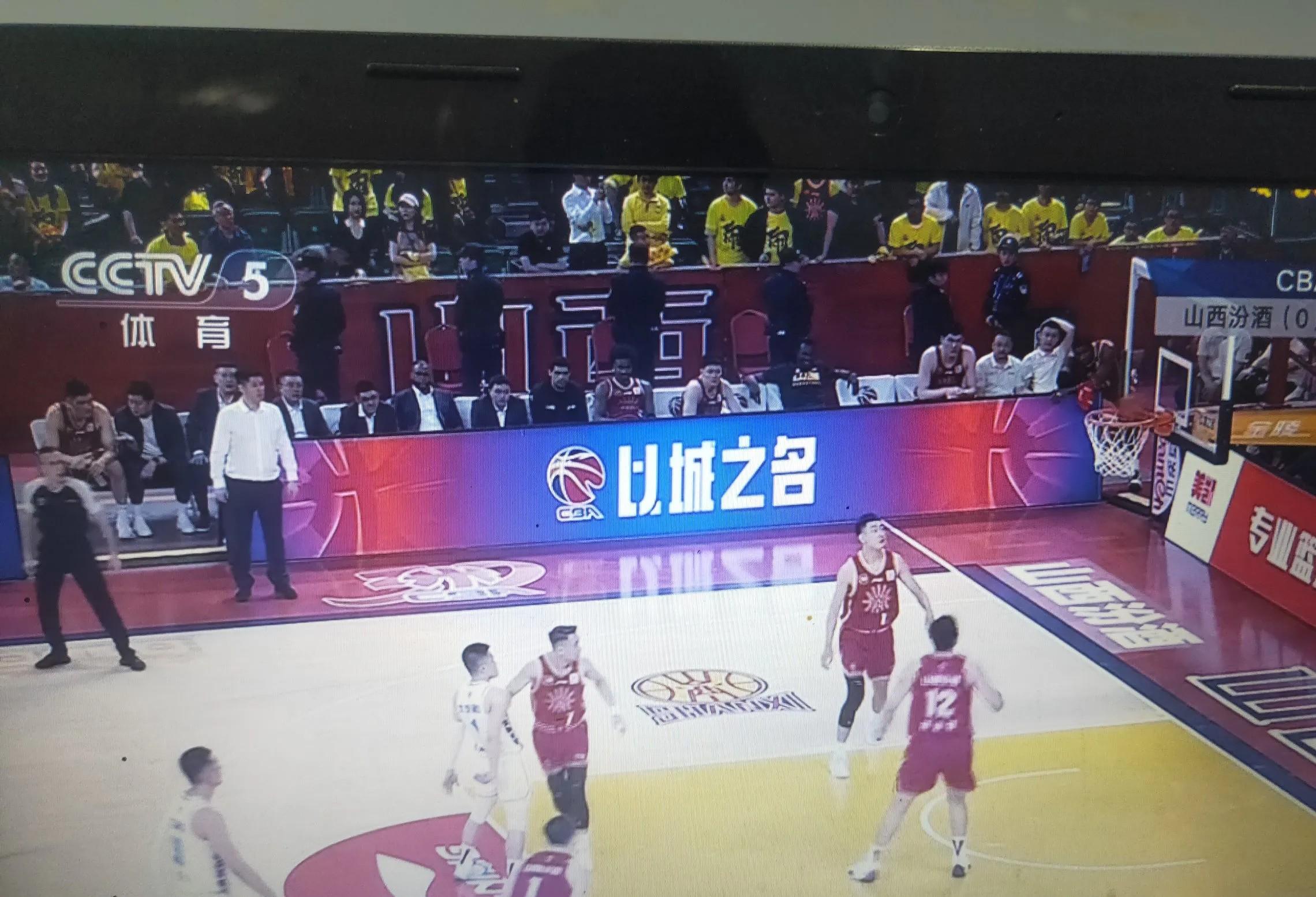 重要比赛中球队意外失利，战绩暂时受挫