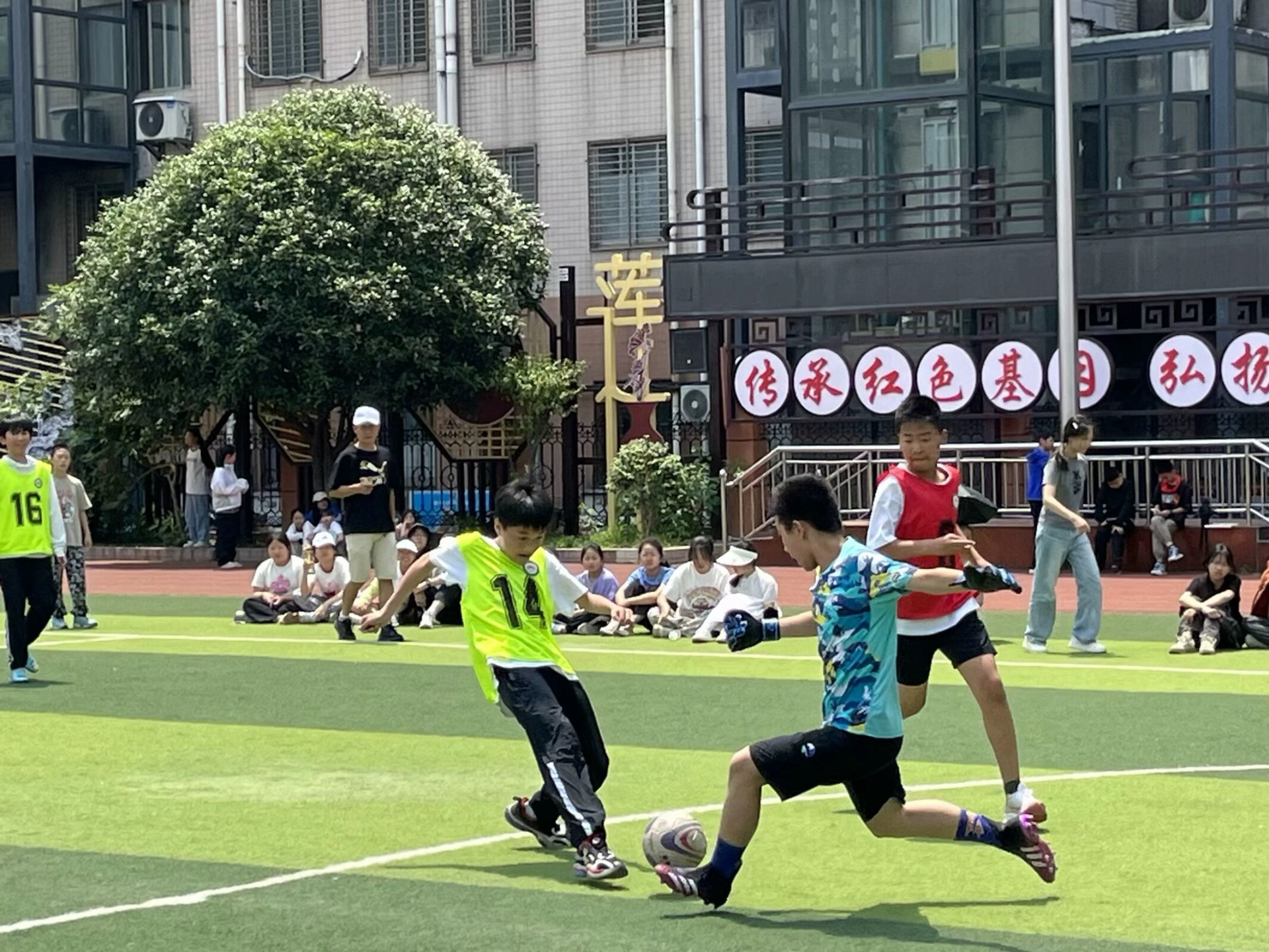 足球比赛过程中球员展示出色技艺