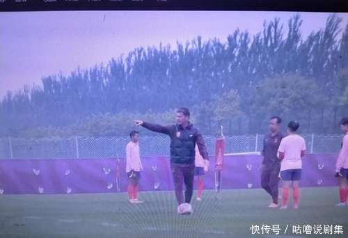 比赛策略，女足球员在战场中出奇制胜