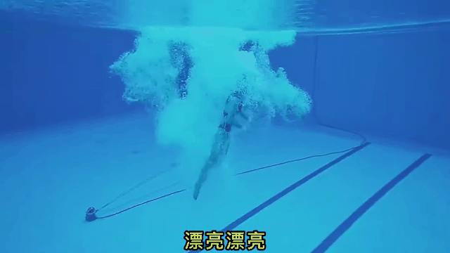 韩国跳水选手飞跃夺冠，实现梦想