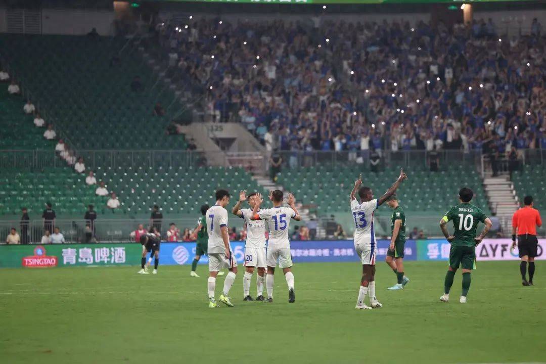 足球赛场上座位爆满，球迷热情高涨