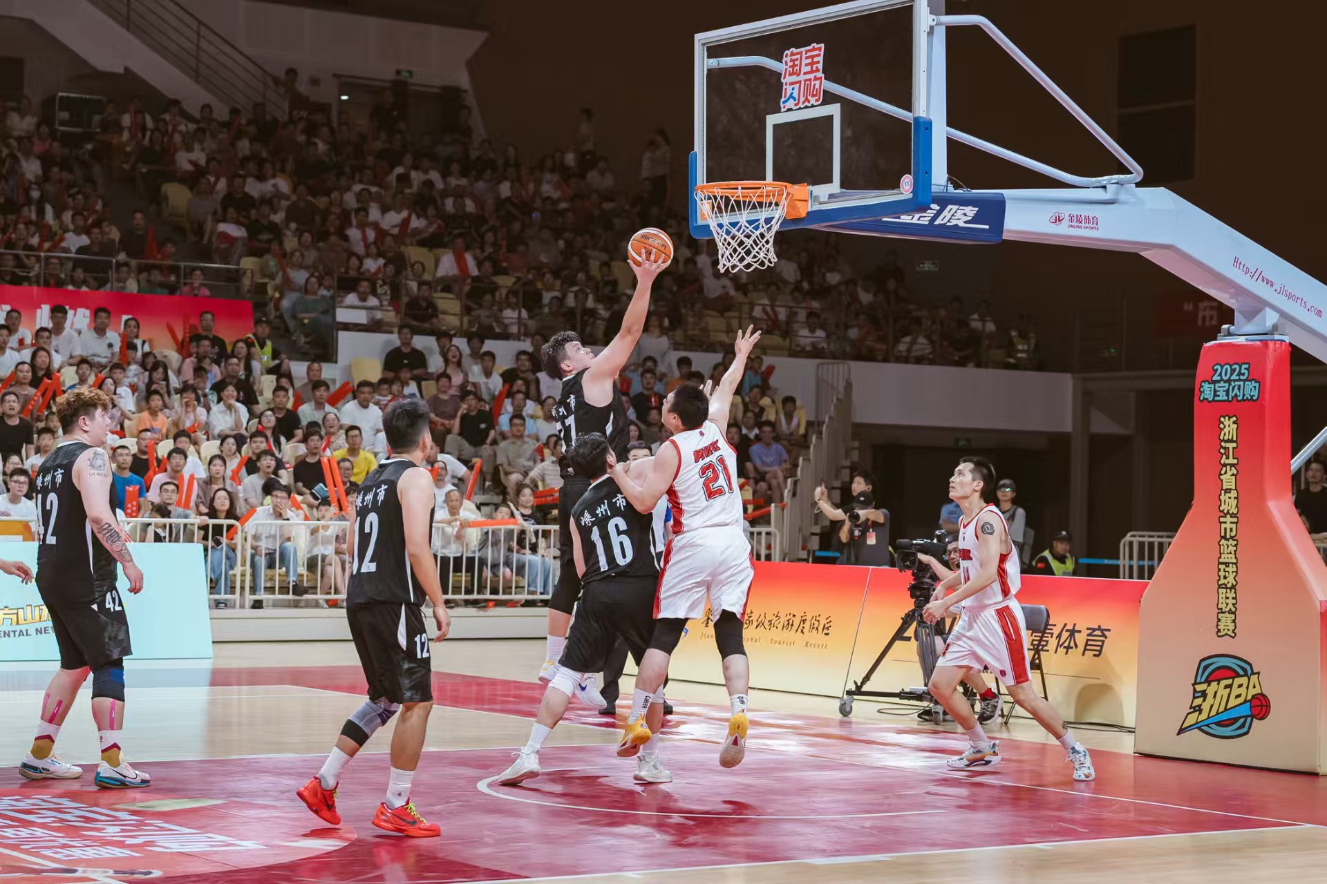 利记官方网站-国内最新一场篮球盛事见证球员顽强拼搏！